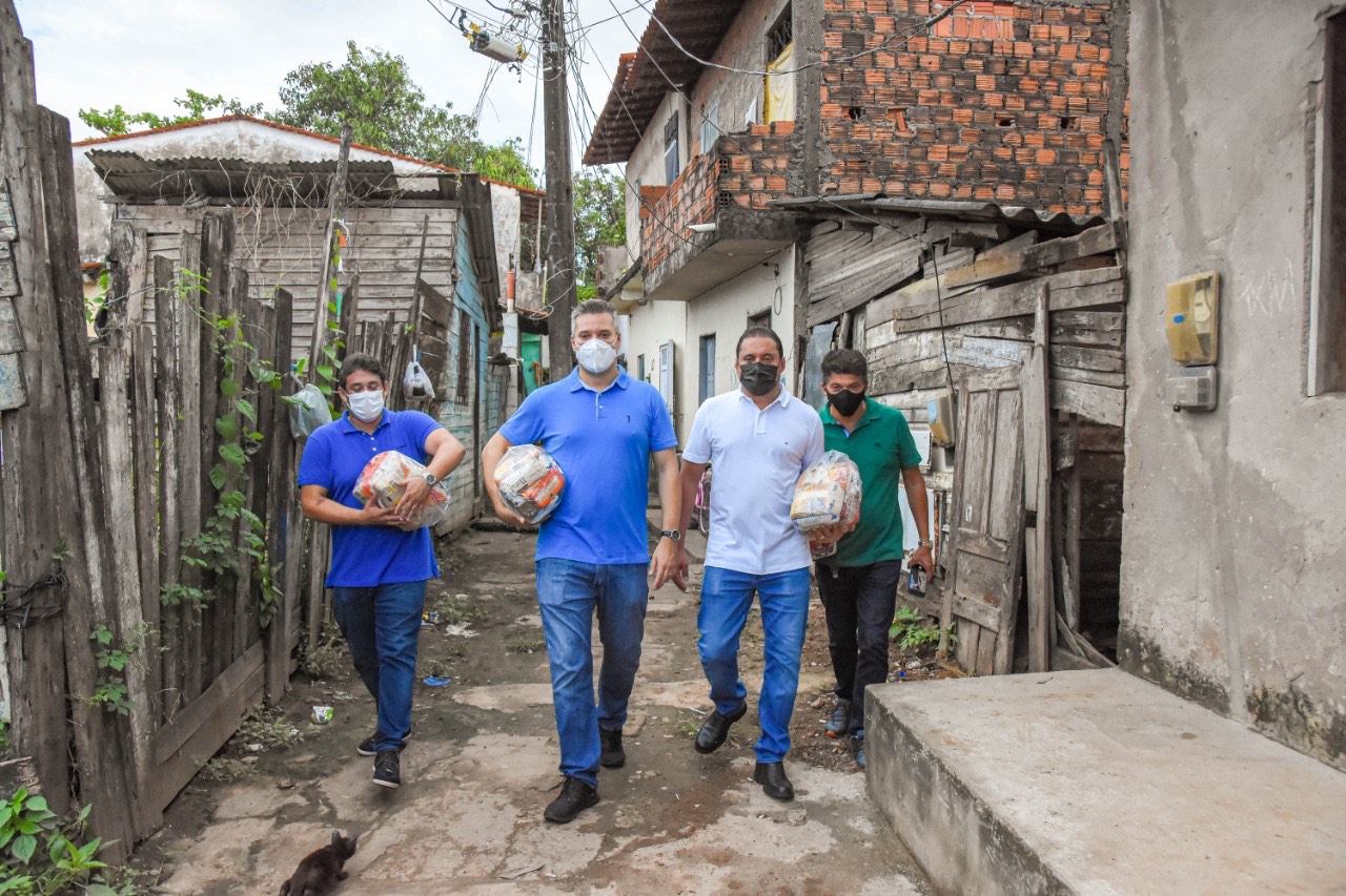 Neto Evangelista realiza entrega de cestas, acompanhado por  senador Weverton, o vereador Osmar Filho, o ex-deputado Marcos Caldas e Luciano Leitoa 