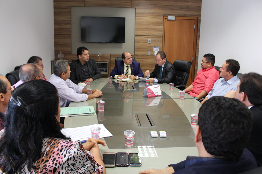 Rafael Leitoa organiza reunião entre MP, Conselho Regional de Farmácia e proprietários de farmácias