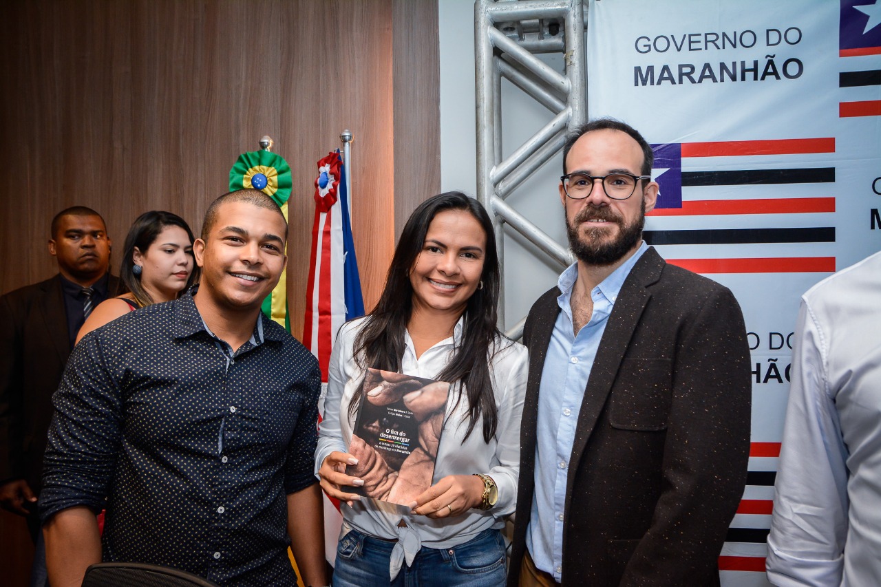 Deputada Ana do Gás participa de lançamento de livro