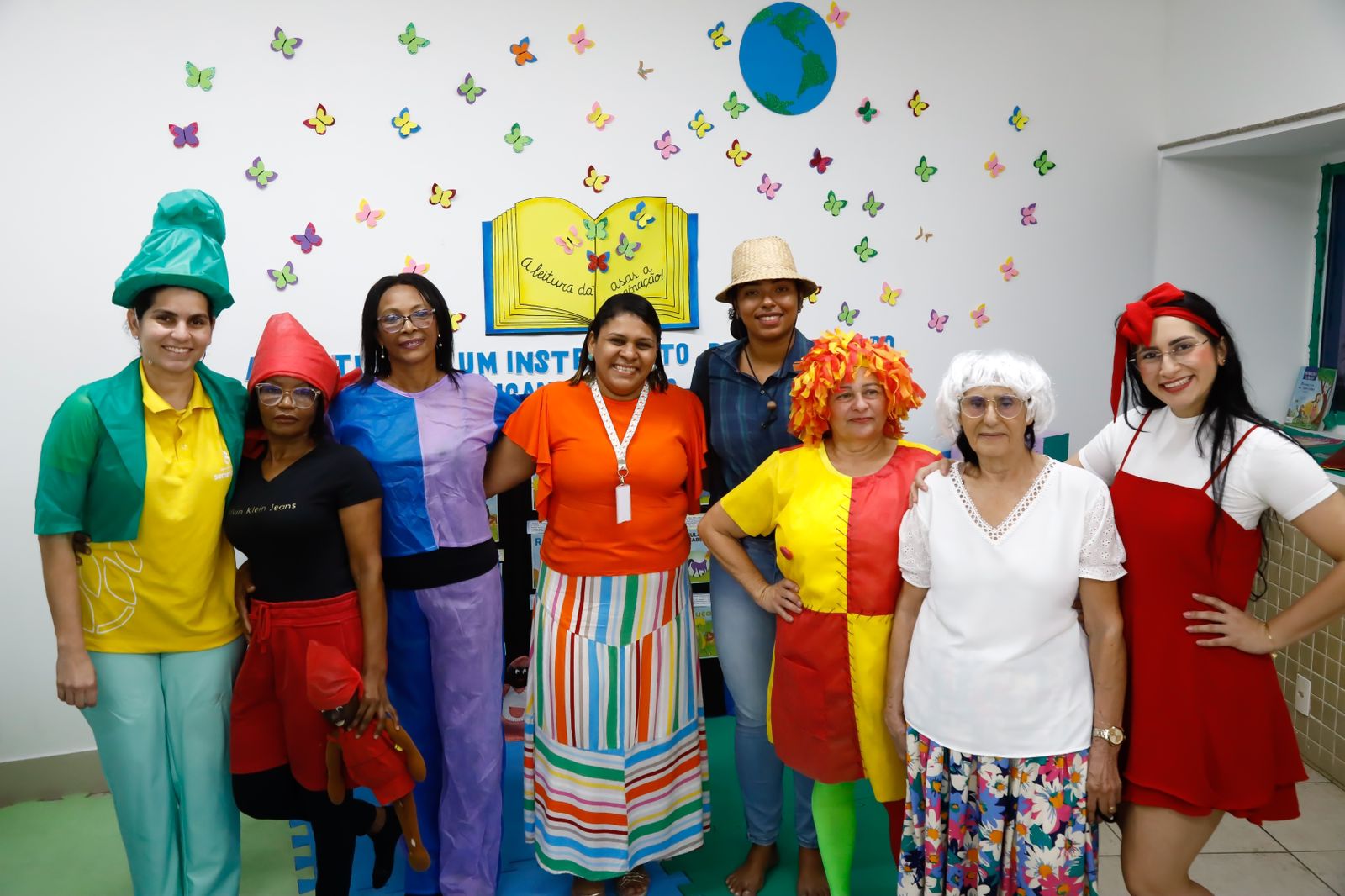 Cynthia Vieira, diretora pedagógica, com professores da Sementinha que se caracterizaram de personagens do "Sítio do Pica-Pau Amarelo’"