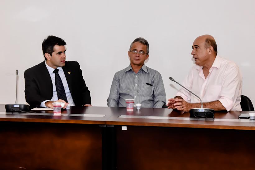 Adriano coordena debate sobre limites de Santa Inês