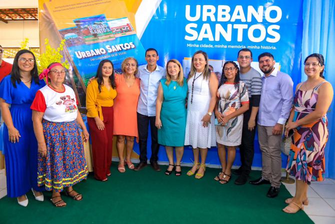 Iracema Vale prestigia lançamento de livro didático sobre a história de Urbano Santos