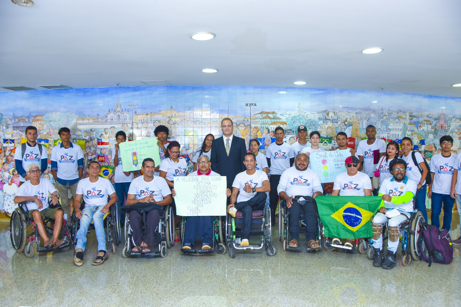 Cafeteira reúne-se com grupo de cadeirantes que atua para alertar sobre acidentes de trânsito