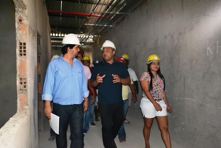 Roberto Costa visita obras de reforma do Hospital Laura Vasconcelos