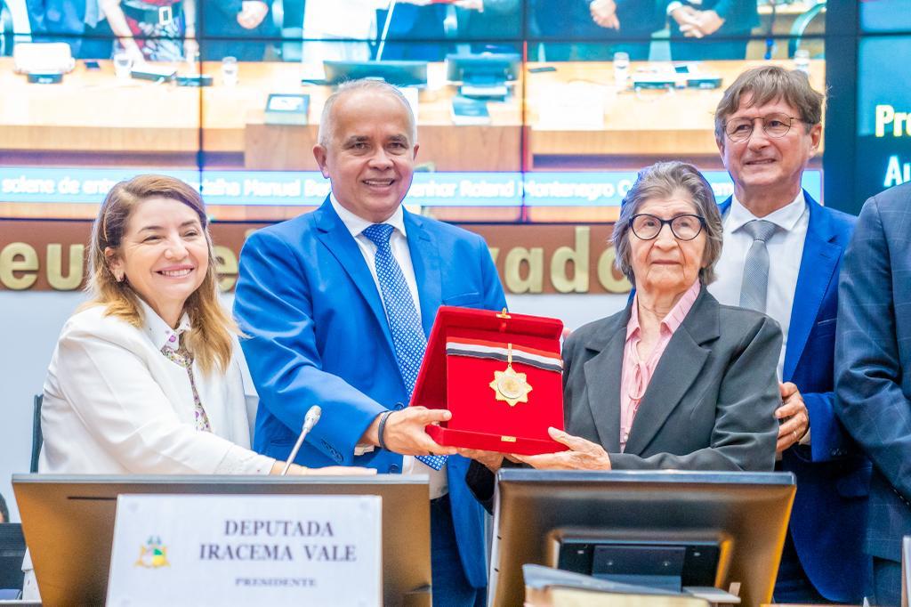 A mãe de Roland Montenegro Costa, Maria Costa, foi quem recebeu a Medalha do Mérito Legislativo “Manuel Beckman” em nome da família 