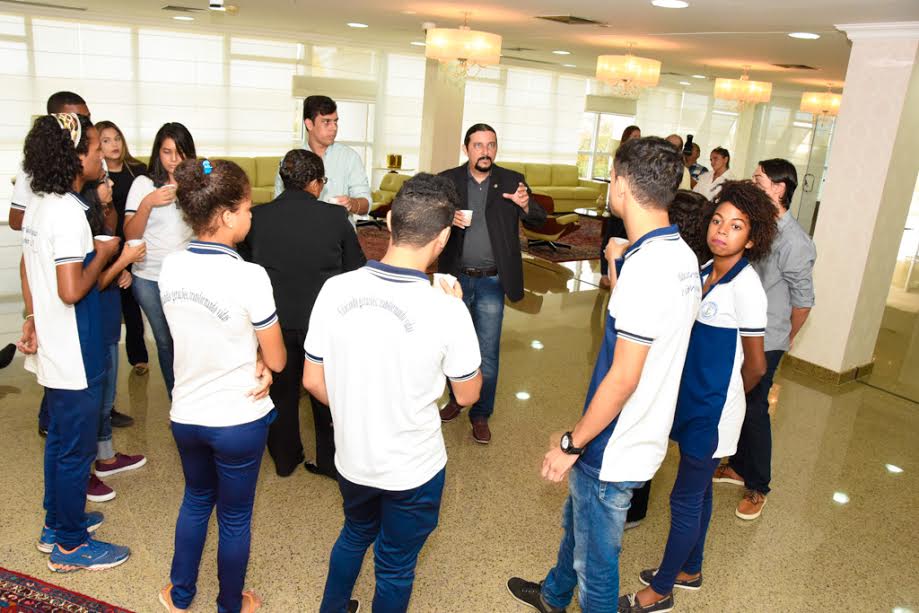 Deputado Júnior Verde recebe visita de estudantes na Assembleia