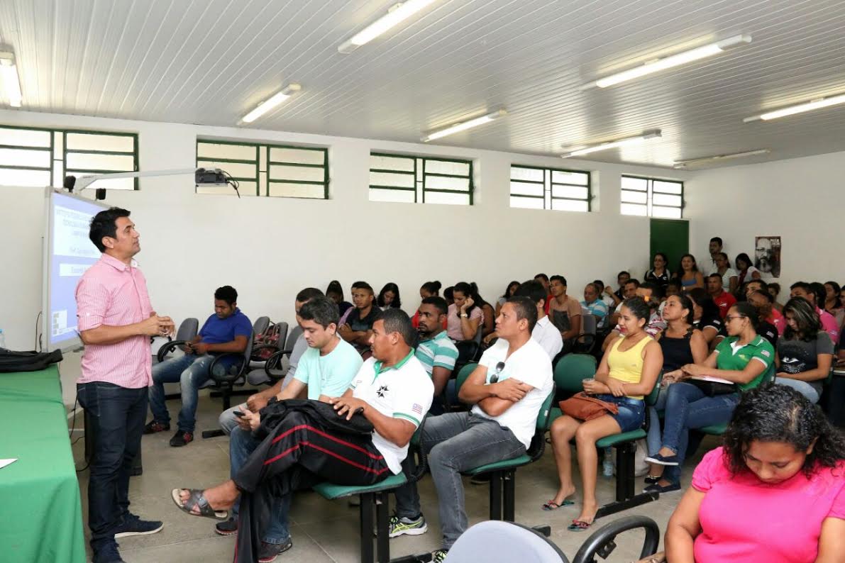 Wellington parabeniza professores e defende a valorização da categoria