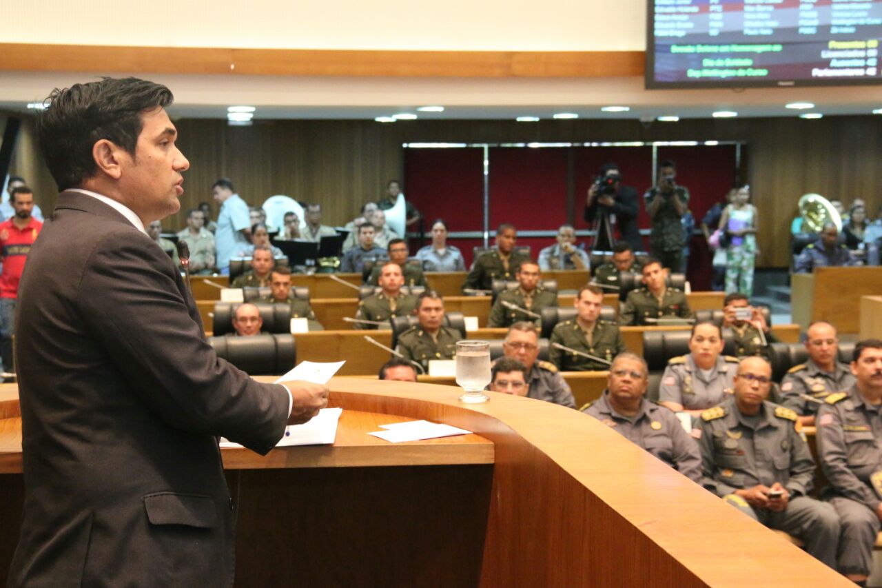 "Orgulho por ter sido sargento do Exército por 15 anos", diz Wellington durante homenagem ao Dia do Soldado 