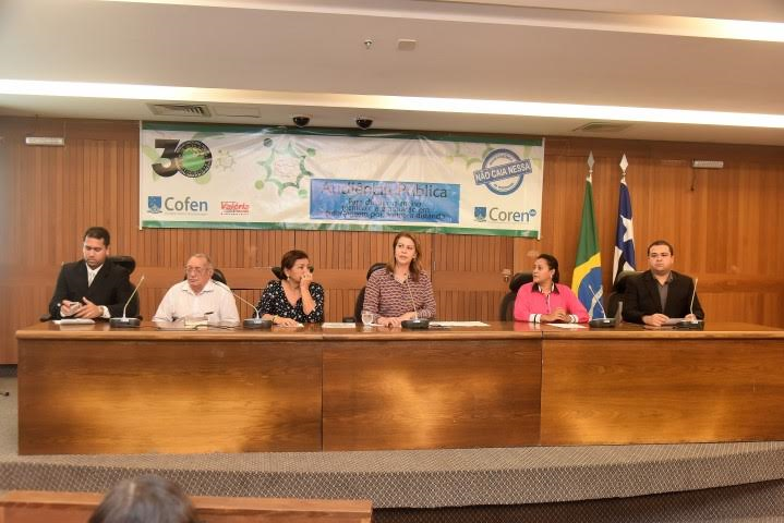 Valéria Macedo debate ensino de enfermagem à distância em audiência pública