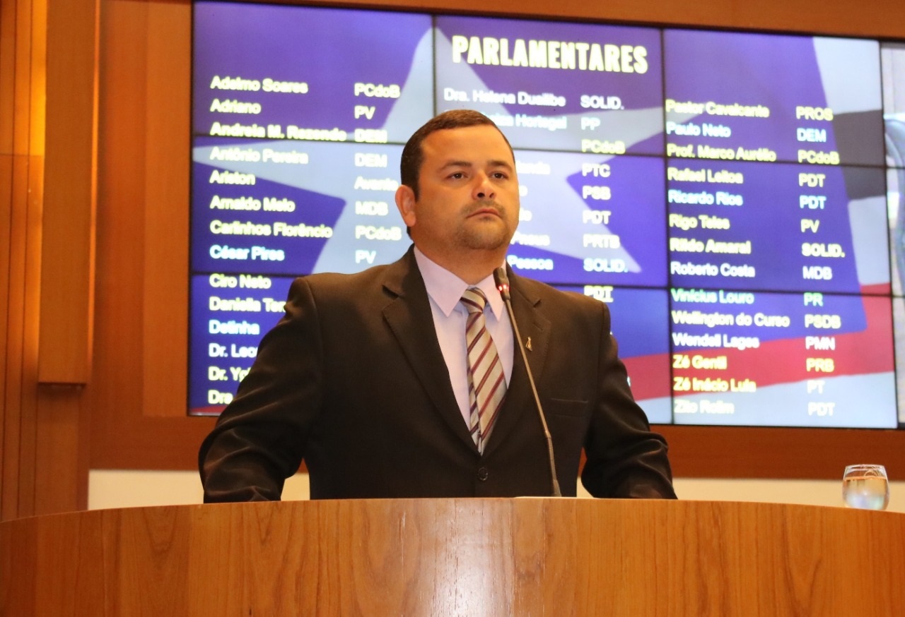 Vinicius Louro destaca asfaltamento em Lago dos Rodrigues com emendas de sua autoria