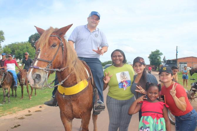 Vinicius Louro acompanha cavalgada em Codó