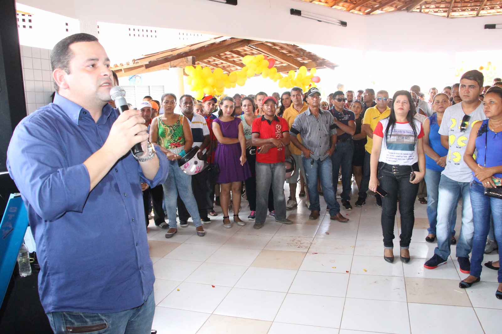 Vinicius Louro leva asfalto para o Povoado Manoel João e participa de entrega de obras para a população