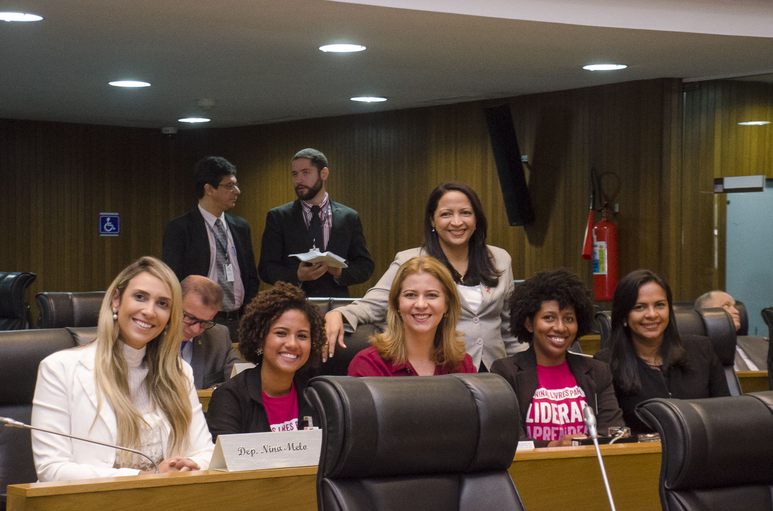 Meninas da ONG Plan Internacional participam da rotina da Assembleia Legislativa por um dia