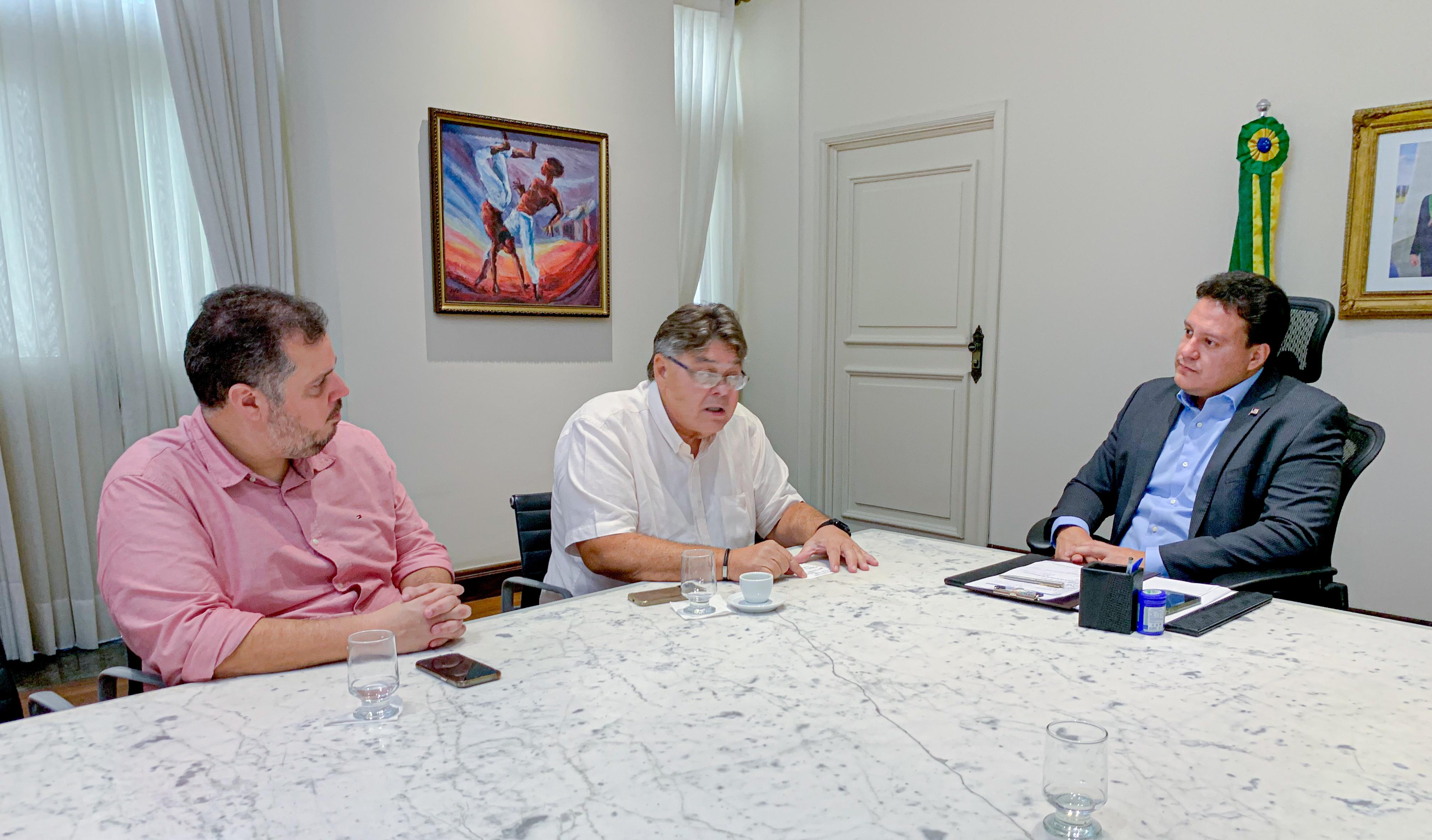 Rodrigo Lago durante reunião com Felipe Camarão e Kleber Tratorzão, no Palácio dos Leões