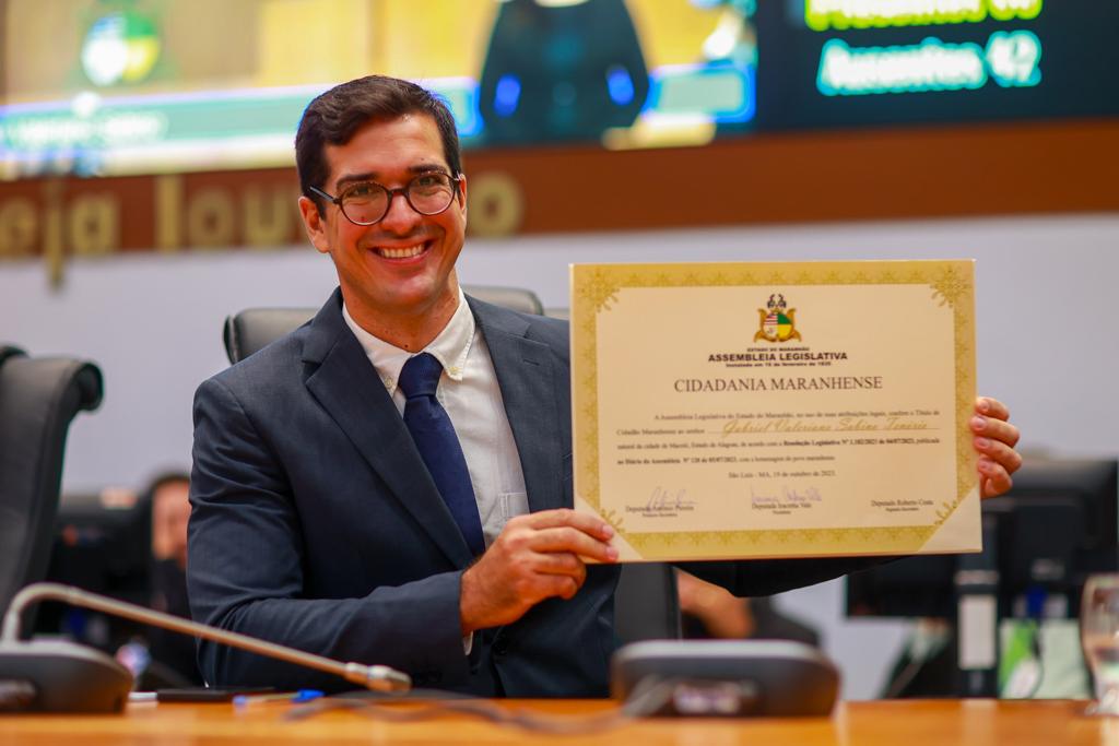 O advogado Gabriel Tenório com o diploma que lhe concede o Título de Cidadão Maranhense  