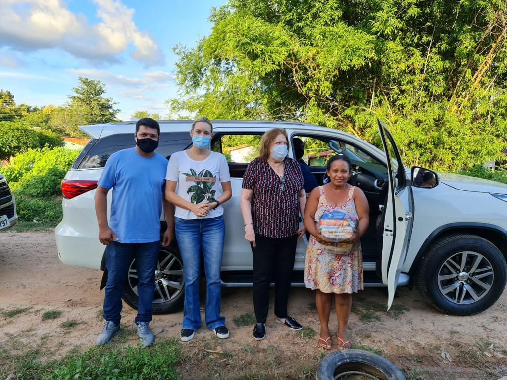 Cleide Coutinho doa cestas básicas a famílias carentes de Caxias