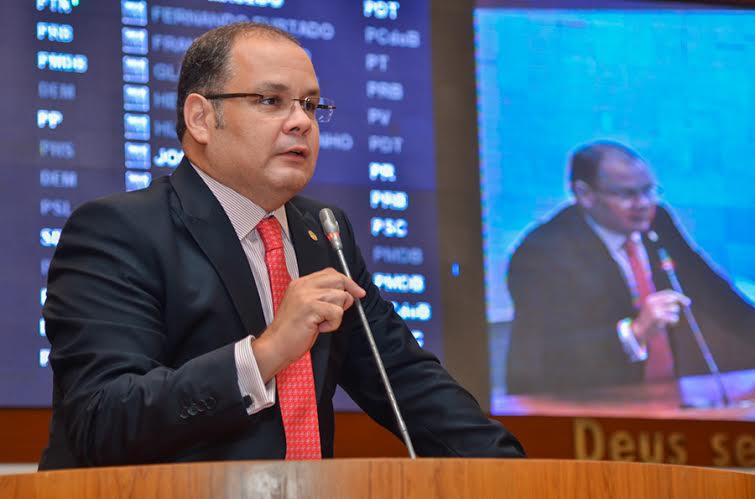 Líder do governo, deputado Rogério Cafeteira, defende que professores tenham aumento assegurado