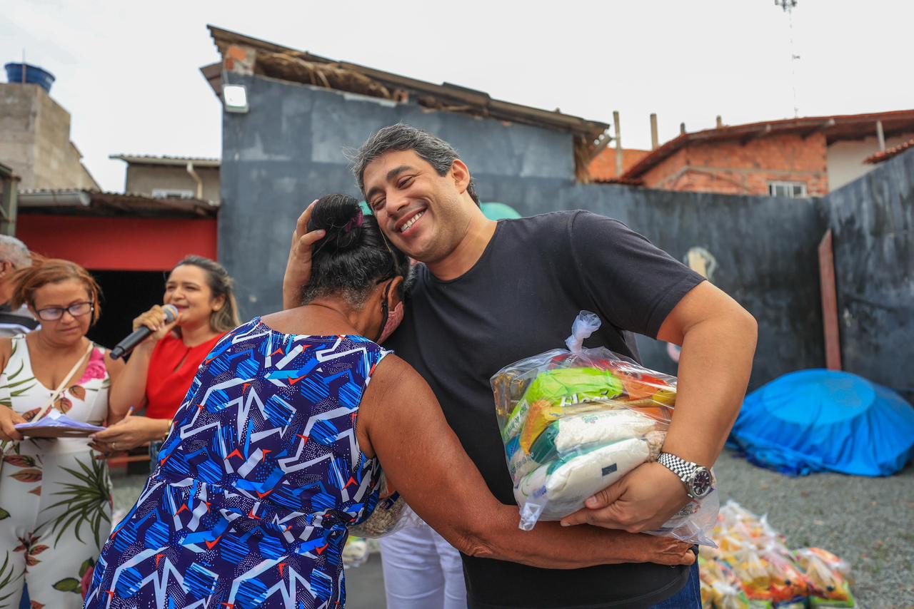 Deputado Osmar Filho entrega cesta básica à beneficiária do projeto solidário 
