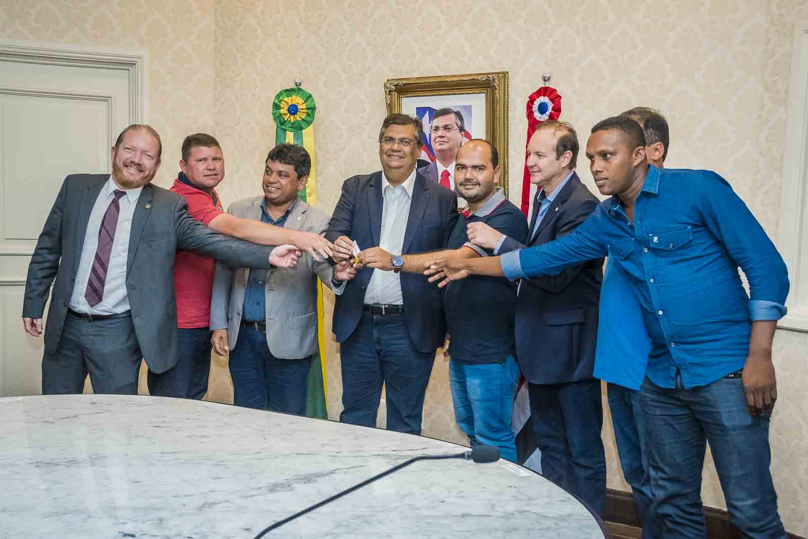 Presidente da Assembleia participa da entrega de patrulhas agrícolas e retroescavadeiras