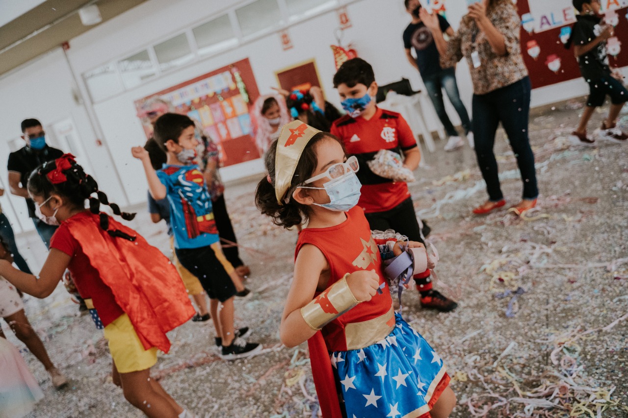 Bailinho de Carnaval realizado na Creche-Escola Sementinha foi marcado por muita descontração