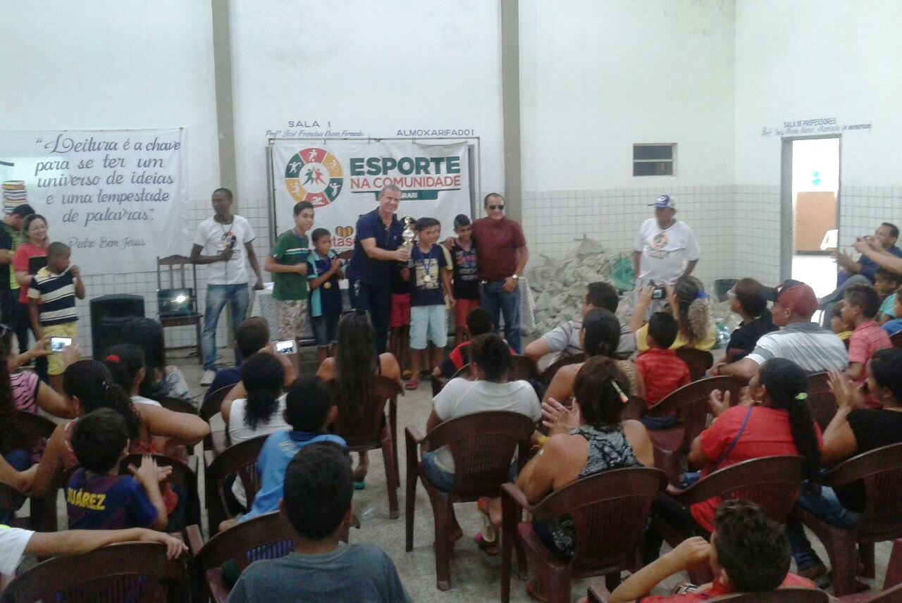 Sérgio Frota premia alunos do Projeto Esporte na Comunidade em Arari