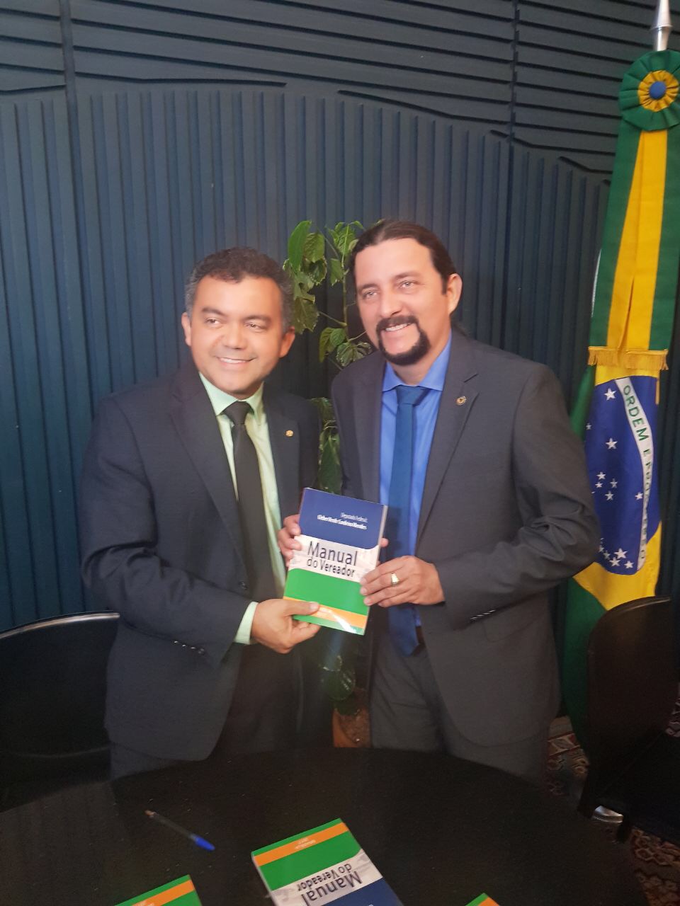 Júnior e Cleber Verde comemoram lançamento de livro em Brasília