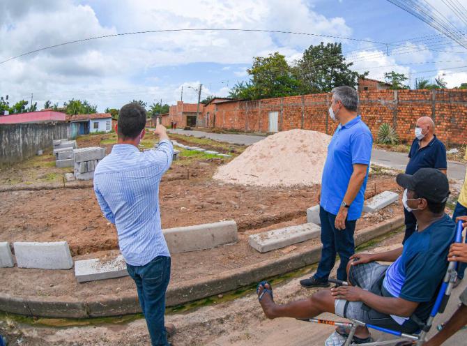 Neto Evangelista visita obras da primeira praça do bairro Cidade Olímpica