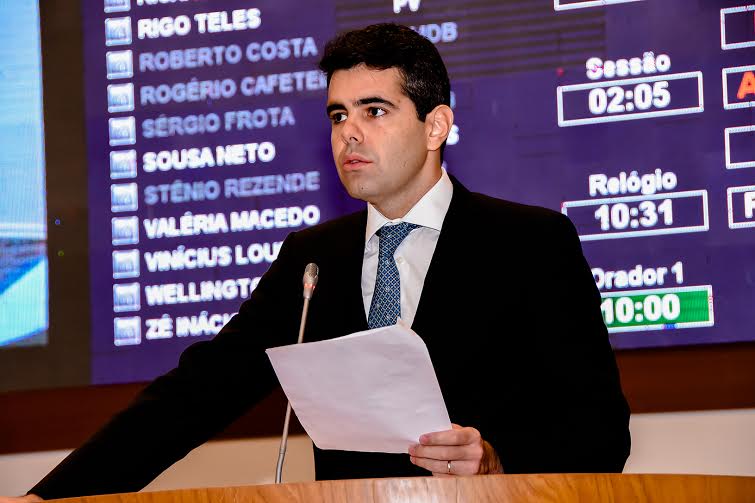 Deputado Adriano critica a política industrial do estado