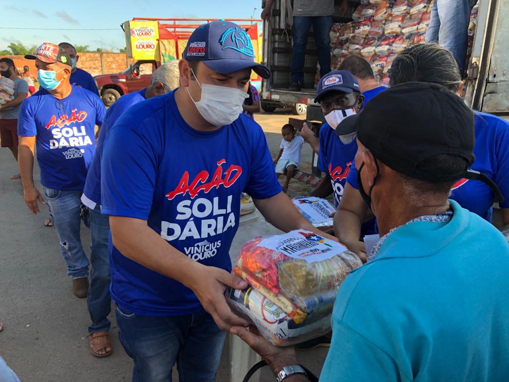 Vinicius Louro realiza ação solidária com entrega de cestas básicas em Pedreiras