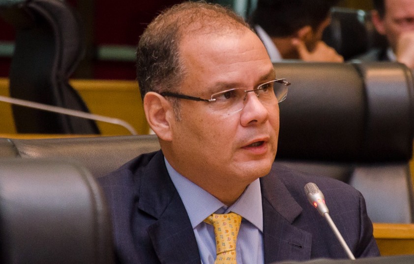 Cafeteira destaca homenagens feitas a Carlos Lupi e Rodrigo Maia