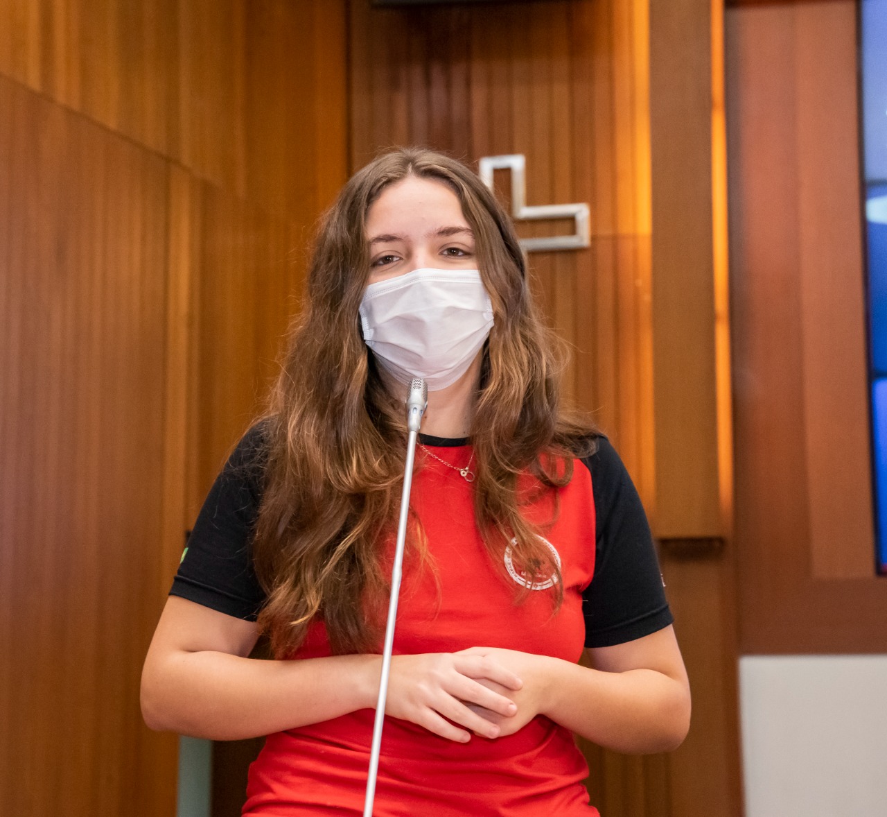 Aluna simula pronunciamento na tribuna da Assembleia durante visita ao Plenária Nagib Haickel