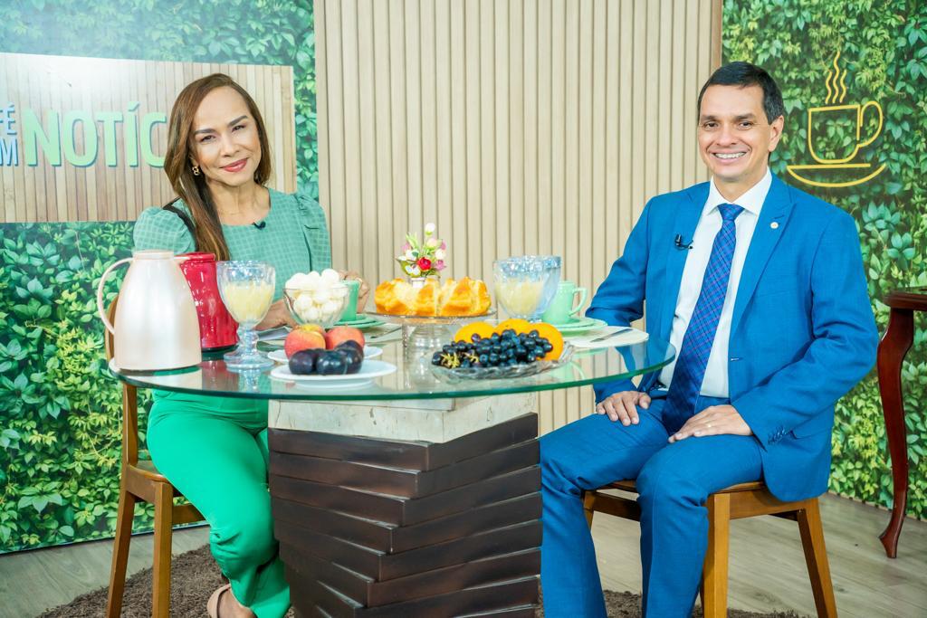 Deputado Ricardo Arruda em registro com a jornalista Elda Borges, no programa ‘Café com Notícias’