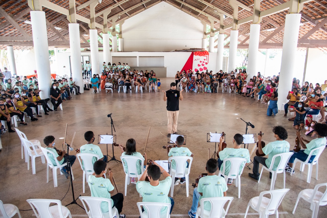 Alunos da oficina de canto coral se apresentaram durante a festa 