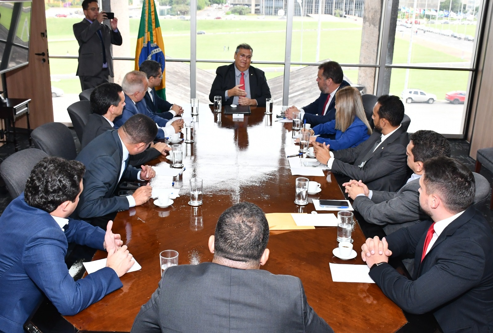Deputado Leandro Bello e comitiva de parlamentares maranhenses reunidos com o ministro Flávio Dino