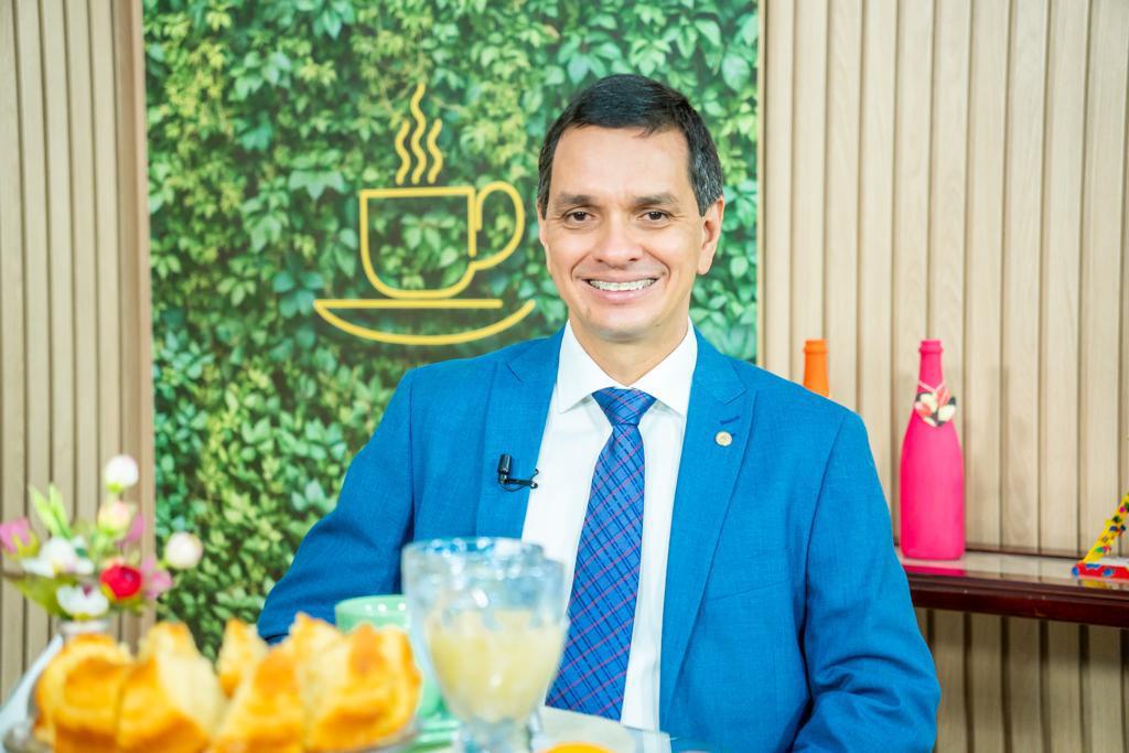 ‘Café com Notícias’ - Deputado Ricardo Arruda fala sobre retomada de obras da Educação no estado 