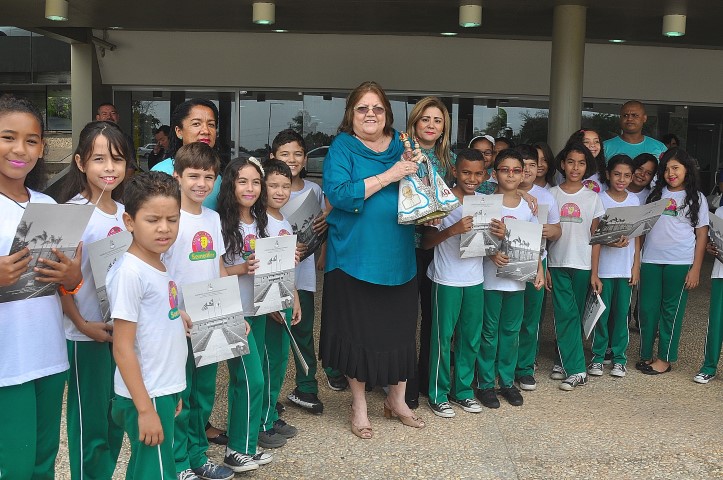 Assembleia recebe visita da imagem peregrina de Nossa Senhora de Nazaré 