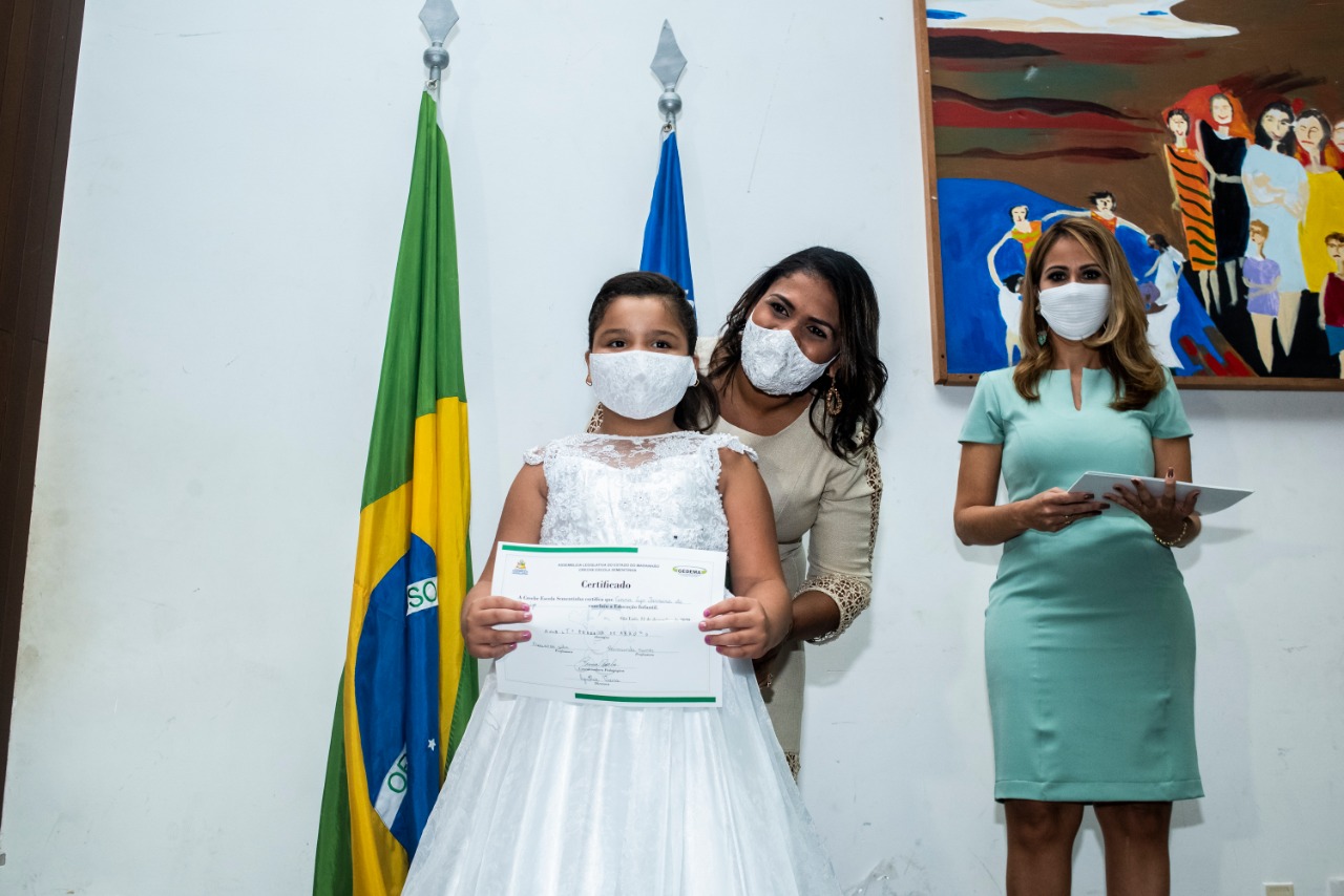 Aluna recebe o diploma de conclusão do ABC das mãos da diretora Cynthia Vieira