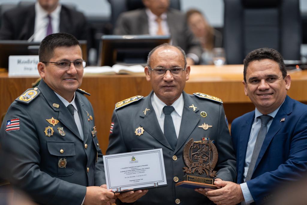 Comandante-geral da PMMA, coronel Emerson Bezerra, e demais autoridades militares com as placas de homenagens