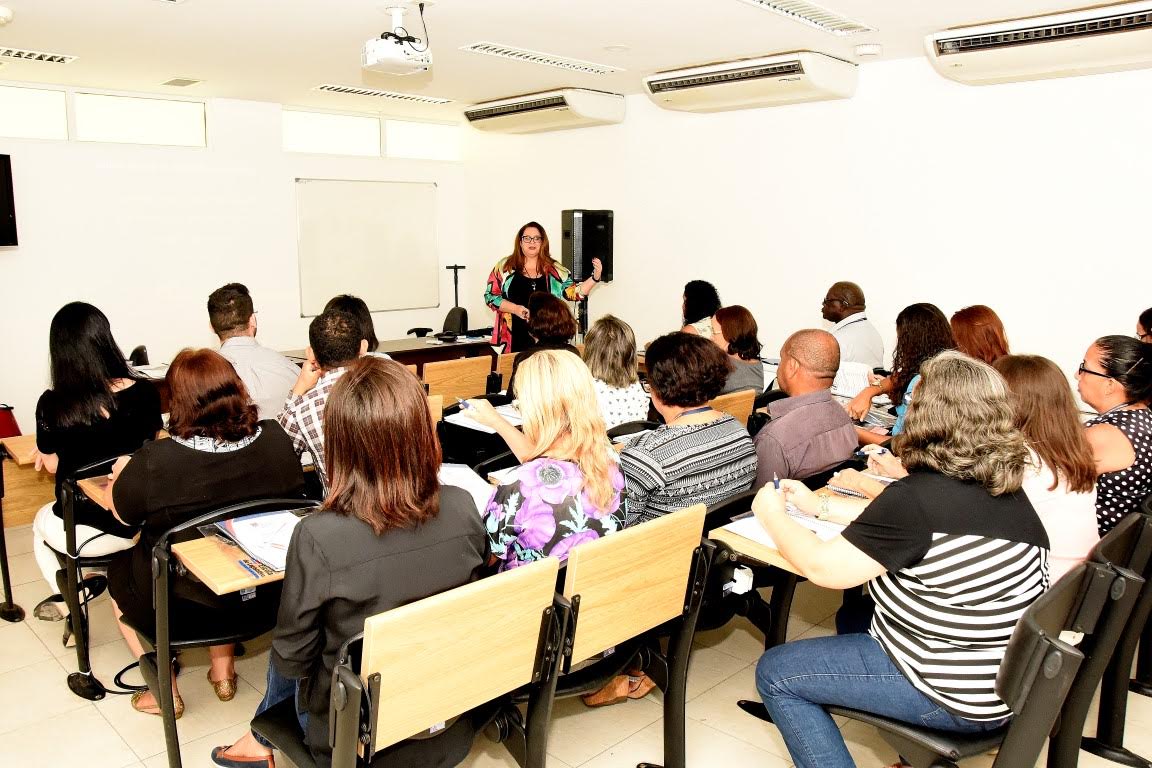 Escola do Legislativo promove palestra sobre Etiqueta Profissional e Marketing Pessoal