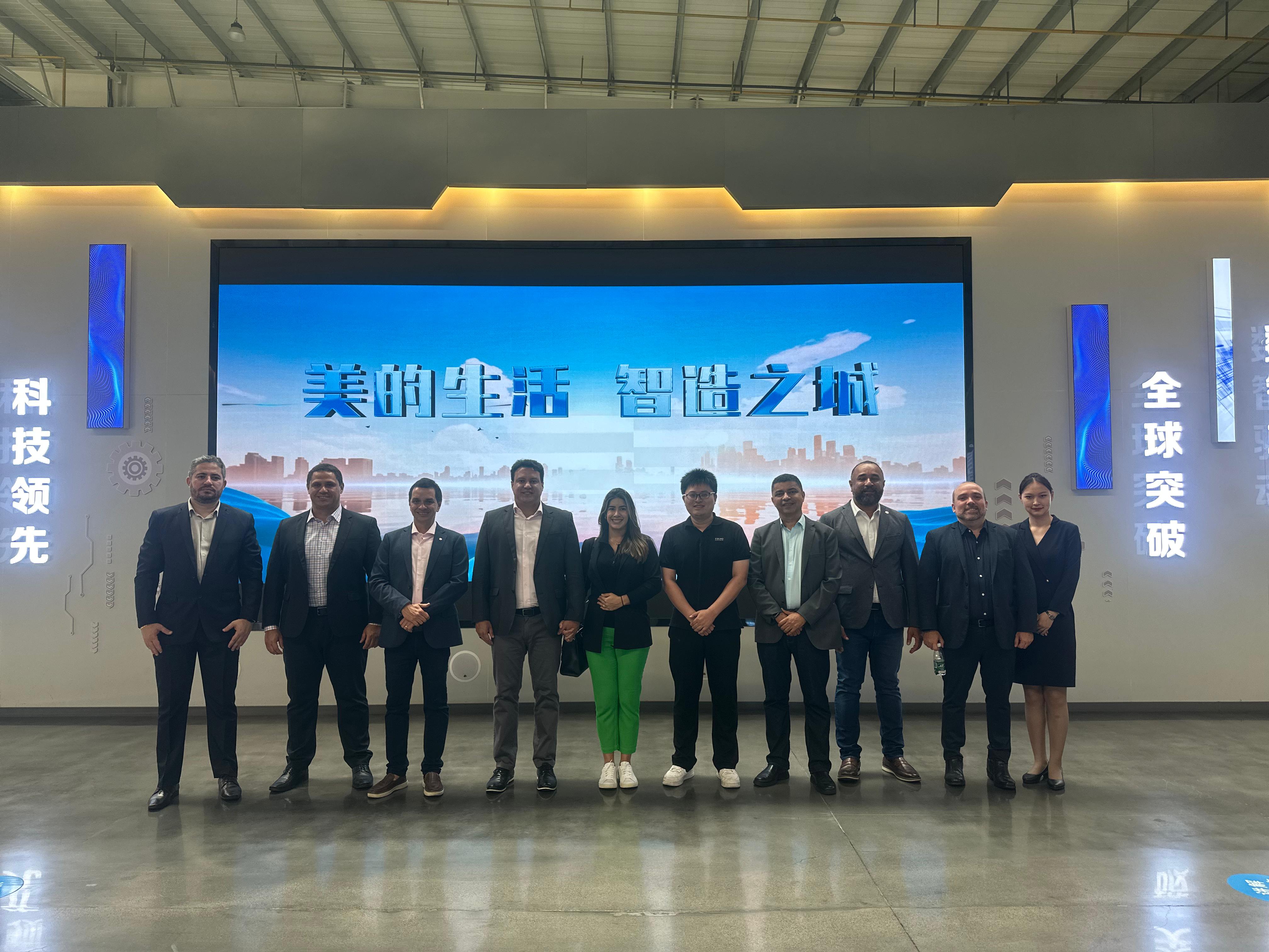 Comitiva em registro com equipe de executivos da empresa Midea, na Província de Hubei