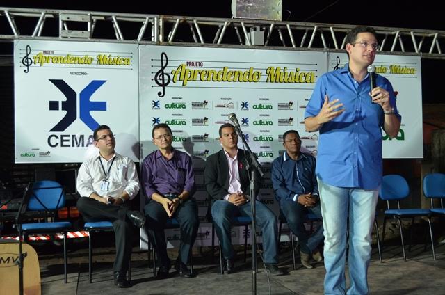 Alexandre Almeida participa de lançamento do "Aprendendo Música"