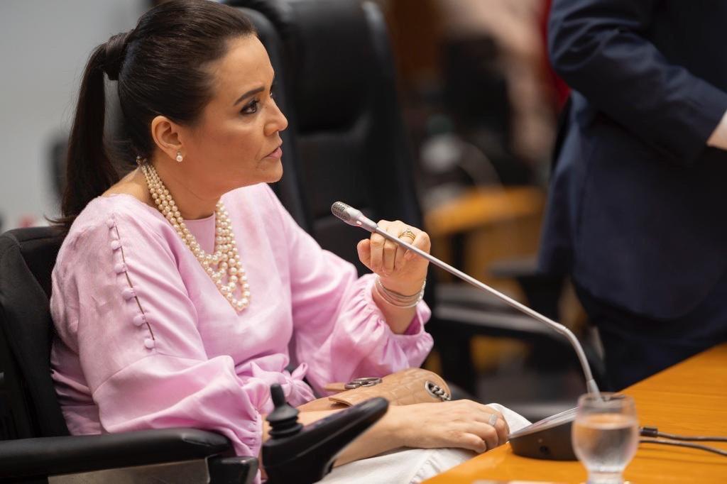 Andreia Rezende toma posse para novo mandato e é eleita 4ª vice-presidente da Assembleia  