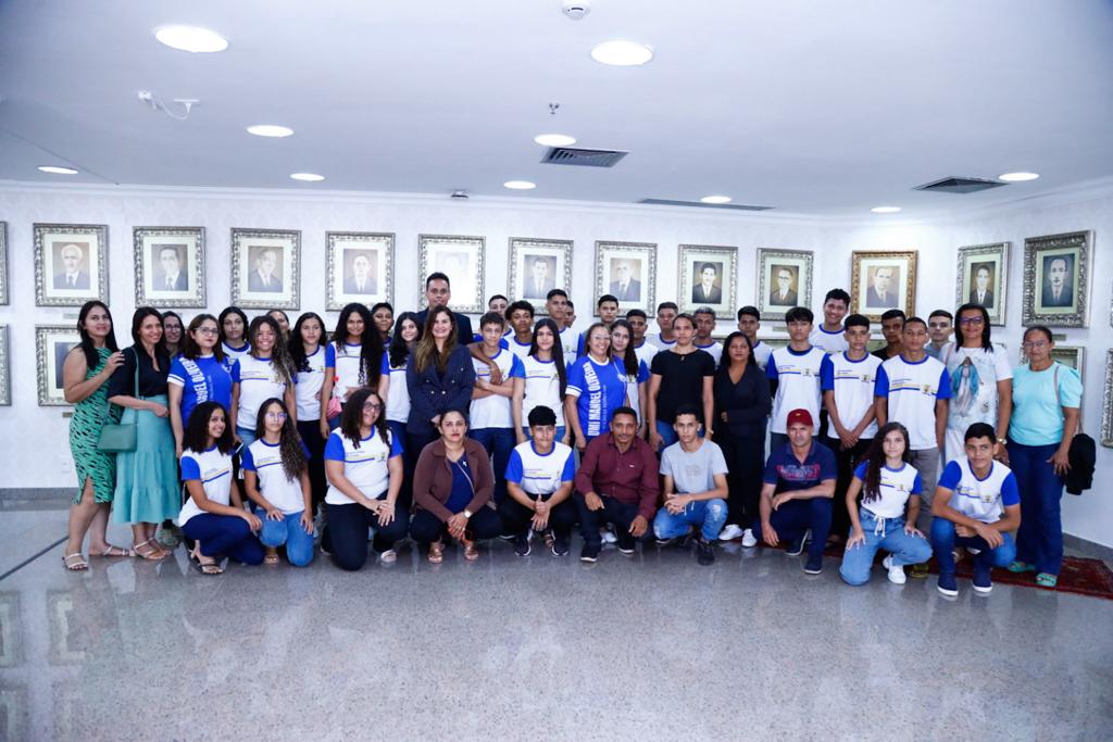 Os estudantes conheceram o Salão Nobre da Assembleia Legislativa do Maranhão  
