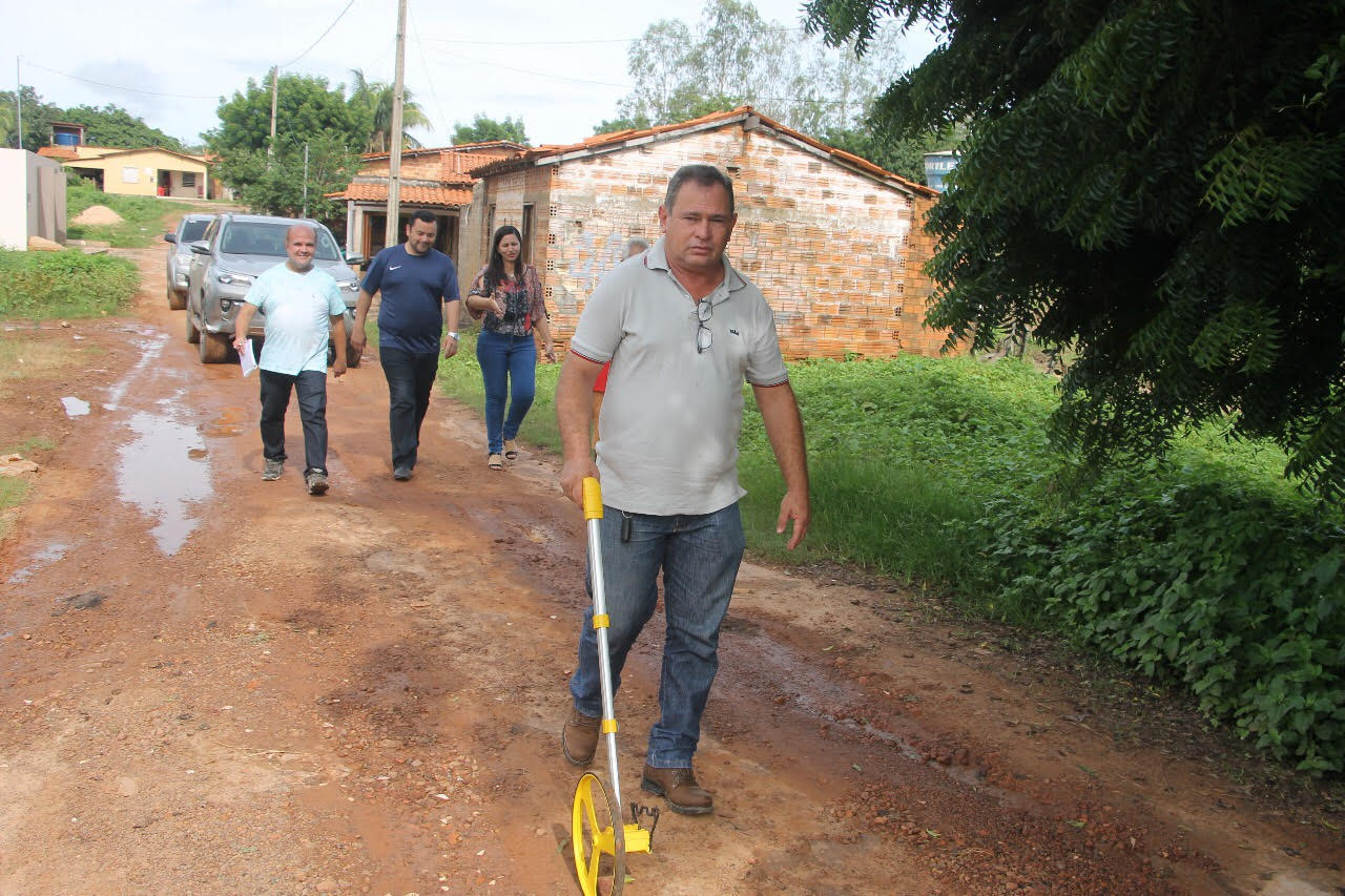 Deputado Vinícius Louro vistoria ruas do programa "Mais Asfalto" em Bernardo do Mearim