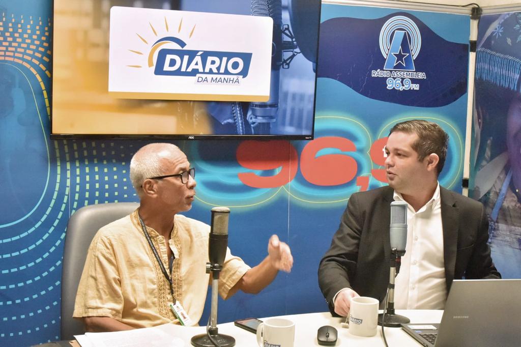 Professor Ayawo Noleto conversa com o jornalista Ronald Segundo no programa ‘Diário da Manhã’