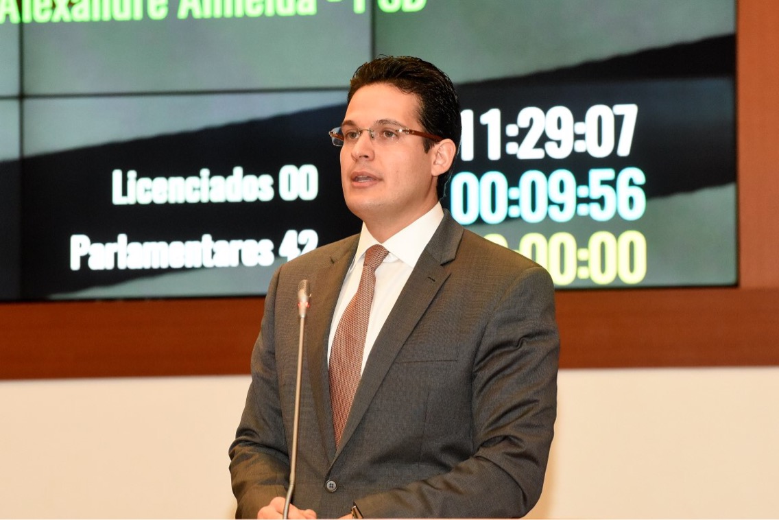 Deputado Alexandre Almeida condena aumento do ICMS 