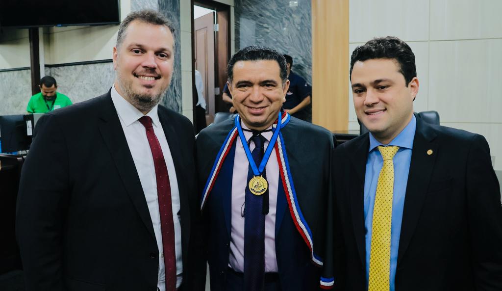 Rodrigo Lago com o juiz Douglas Martins e o deputado Leandro Bello