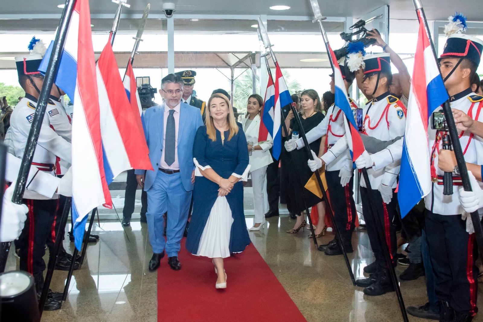 Presidente Iracema passa em revista às tropas na cerimônia militar que dá início à solenidade de abertura dos trabalhos