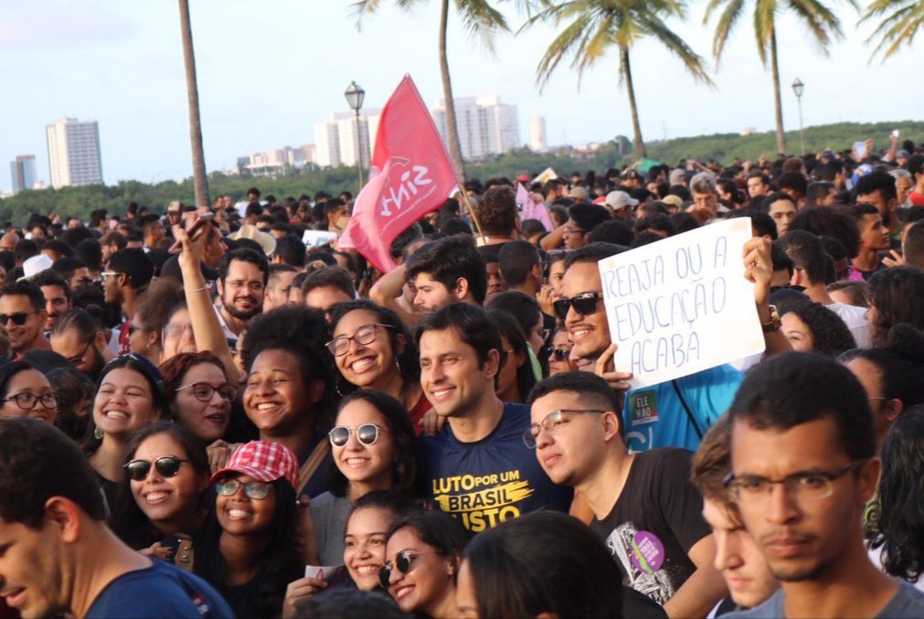 Duarte Jr. participa de manifestação em prol da educação