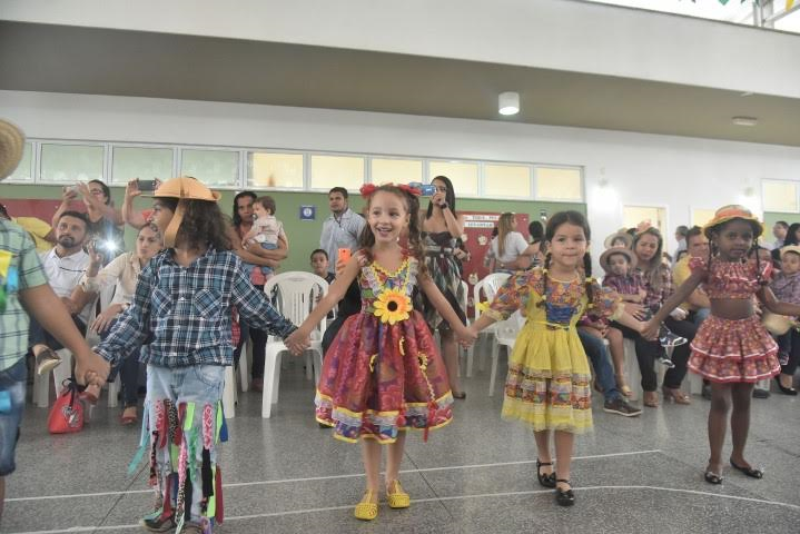 Alunos da Creche-Escola Sementinha participam de festa de São João